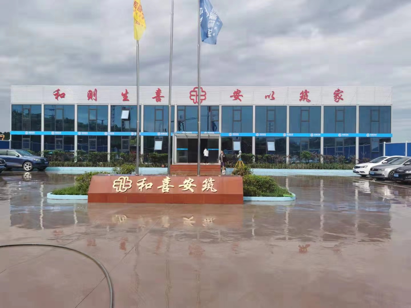 內江奧特萊斯玻璃幕墻式集裝箱辦公樓